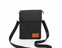 Mini bolsa transversal de nylon com plaquinha frontal em couro sintético personalizável. Possui tecido impermeável, bolso frontal com botão de fechamento imantado, bolso traseiro de zíper e bolso superior de zíper com duas divisórias internas e espaço para celular. Acompanha alça ajustável de uso transversal (removível).