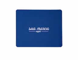 Mouse pad retangular de tecido, parte inferior emborrachada para evitar deslizamento.