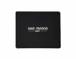 Mouse pad retangular de tecido, parte inferior emborrachada para evitar deslizamento.