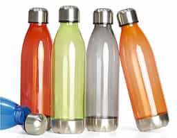 Squeeze plástico 700ml formato garrafa. Corpo transparente colorido, possui tampa e base em alumínio.