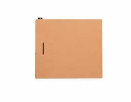 Bloco ecológico(kraft) com autoadesivos e mini caneta. Possui cinco detalhes circulares vazados na parte inferior, caneta ecológica de papelão com clip e ponteira plástica. Bloco branco sem pauta com aproximadamente 100 folhas e cinco blocos autoadesivos coloridos com aproximadamente 20 folhas cada