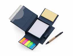 Bloco de anotações ecológico com caneta e autoadesivo. Bloco em material kraft, possui cinco blocos autoadesivos coloridos com aproximadamente 20 folhas cada, bloco amarelo com aproximadamente 25 folhas e bloco branco com aproximadamente 120 folhas. Acompanha régua plástica de 10 cm e mini caneta ecológica com detalhes em plástico.