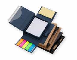 Bloco de anotações ecológico com caneta e autoadesivo. Bloco em material kraft, possui cinco blocos autoadesivos coloridos com aproximadamente 20 folhas cada, bloco amarelo com aproximadamente 25 folhas e bloco branco com aproximadamente 120 folhas. Acompanha régua plástica de 10 cm e mini caneta ecológica com detalhes em plástico.