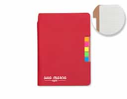 Caderno produzido em couro sintético com autoadesivos. Capa interna com cinco bloquinhos autoadesivos coloridos com aproximadamente 25 folhas cada e bloco com aproximadamente 80 folhas pardas pautadas.