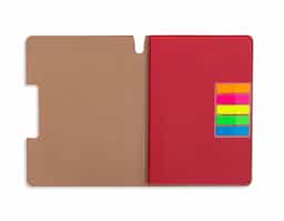Caderno produzido em couro sintético com autoadesivos. Capa interna com cinco bloquinhos autoadesivos coloridos com aproximadamente 25 folhas cada e bloco com aproximadamente 80 folhas pardas pautadas.