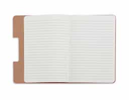 Caderno produzido em couro sintético com autoadesivos. Capa interna com cinco bloquinhos autoadesivos coloridos com aproximadamente 25 folhas cada e bloco com aproximadamente 80 folhas pardas pautadas.