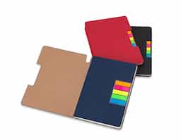 Caderno produzido em couro sintético com autoadesivos. Capa interna com cinco bloquinhos autoadesivos coloridos com aproximadamente 25 folhas cada e bloco com aproximadamente 80 folhas pardas pautadas.