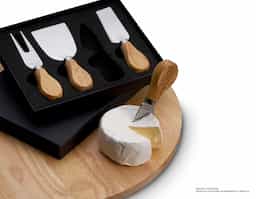 Kit queijo 4 peças em estojo de papelão com berço de espuma, contém: faca com ponta, faca reta, garfo e espátula
