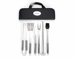 Kit Churrasco 9 Peças em estojo de nylon com alça. Contém: pegador, garfo, espátula, faca, pincel e 4 espetos. Utensílios de inox com proteções plásticas e parte interna com velcro para fixação das peças, acompanha plaquinha metálica para personalização.
