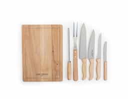 Kit churrasco 8 peças com cabo em bambu, lâminas em aço inox e avental de nylon. Acompanha tábua em bambu com canaleta, 3 facas de corte e uma faca de serra cabo, chaira, garfo e avental prata com bolso. Acomodados em uma maleta de nylon preta. Rebites em Aço Inox, um dos mais resistentes à ferrugem e corrosão