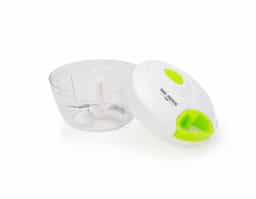 Processador de alimentos manual, tampa plástica de polipropileno com puxador verde, pote transparente em poliestireno com relevo e lâminas em aço inox.