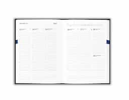 Agenda B5 em PET reciclado (100% rPET). Possui suporte para esferográfica (não inclusa) e marcador em fita. Está organizada num plano semanal. OBS: Esferográfica não inclusa