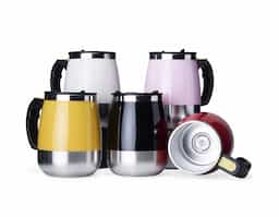 Caneca de inox com misturador de bebida, feita em parede dupla com capacidade de 350ml. Contém tampa plástica com bocal e trava de segurança. Para o funcionamento, utiliza-se duas pilhas AAA (não acompanha).