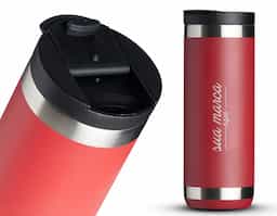 Copo térmico de inox , feito de parede dupla com capacidade para 550ml. Contém tampa plástica com bocal e trava de segurança.