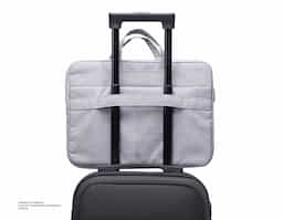  Pasta executiva para notebook 15 polegadas. Confeccionada em poliéster a pasta tem o compartimento principal com o interior aveludado para maior proteção do notebook, além de 6 compartimentos externos e uma alça para encaixe em mala de viagem.