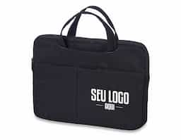Pasta executiva para Tablet e Laptop de 13 polegadas a prova d’água. Confeccionada em poliéster a pasta tem o compartimento principal com o interior aveludado para maior proteção do notebook, além de 6 compartimentos externos e uma alça para encaixe em mala de viagem