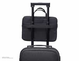 Pasta executiva para Tablet e Laptop de 13 polegadas a prova d’água. Confeccionada em poliéster a pasta tem o compartimento principal com o interior aveludado para maior proteção do notebook, além de 6 compartimentos externos e uma alça para encaixe em mala de viagem