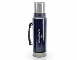 Garrafa térmica de inox livre de BPA com capacidade de 1,4 litro. Contém alça para transporte e pintura texturizada.