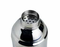 Coqueteleira de inox com capacidade para 750ml, contém tampa de pressão com peneira e tampa protetora.
