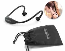 Fone de ouvido desportivo em ABS e silicone com transmissão por bluetooth. Autonomia até 3 h. Função para atender chamadas e conexão à playlist do dispositivo móvel. Incluso cabo micro USB para carregar. Fornecido com bolsa em non-woven
