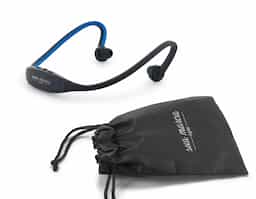 Fone de ouvido desportivo em ABS e silicone com transmissão por bluetooth. Autonomia até 3 h. Função para atender chamadas e conexão à playlist do dispositivo móvel. Incluso cabo micro USB para carregar. Fornecido com bolsa em non-woven