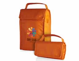 Bolsa térmica dobrável confeccionada em TNT, pensada para oferecer praticidade em rotinas leves e deslocamentos rápidos. Com capacidade de 3 litros, é ideal para transportar pequenas porções de alimentos ou bebidas com organização. O design dobrável facilita o armazenamento quando não está em uso, ocupando pouco espaço e tornando o produto ainda mais funcional no dia a dia. Leve e simples, é um item de uso recorrente que se adapta facilmente a diferentes contextos. Como brinde corporativo, destaca-se pela praticidade real, fácil distribuição e boa presença no cotidiano do usuário.