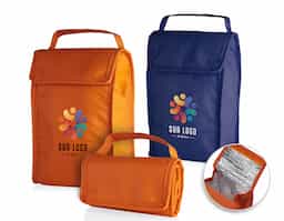 Bolsa térmica dobrável confeccionada em TNT, pensada para oferecer praticidade em rotinas leves e deslocamentos rápidos. Com capacidade de 3 litros, é ideal para transportar pequenas porções de alimentos ou bebidas com organização. O design dobrável facilita o armazenamento quando não está em uso, ocupando pouco espaço e tornando o produto ainda mais funcional no dia a dia. Leve e simples, é um item de uso recorrente que se adapta facilmente a diferentes contextos. Como brinde corporativo, destaca-se pela praticidade real, fácil distribuição e boa presença no cotidiano do usuário.