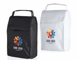 Bolsa térmica dobrável confeccionada em TNT, pensada para oferecer praticidade em rotinas leves e deslocamentos rápidos. Com capacidade de 3 litros, é ideal para transportar pequenas porções de alimentos ou bebidas com organização. O design dobrável facilita o armazenamento quando não está em uso, ocupando pouco espaço e tornando o produto ainda mais funcional no dia a dia. Leve e simples, é um item de uso recorrente que se adapta facilmente a diferentes contextos. Como brinde corporativo, destaca-se pela praticidade real, fácil distribuição e boa presença no cotidiano do usuário.