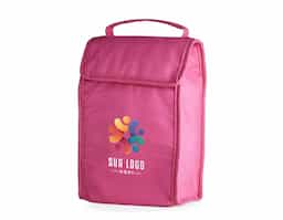 Bolsa térmica dobrável confeccionada em TNT, pensada para oferecer praticidade em rotinas leves e deslocamentos rápidos. Com capacidade de 3 litros, é ideal para transportar pequenas porções de alimentos ou bebidas com organização. O design dobrável facilita o armazenamento quando não está em uso, ocupando pouco espaço e tornando o produto ainda mais funcional no dia a dia. Leve e simples, é um item de uso recorrente que se adapta facilmente a diferentes contextos. Como brinde corporativo, destaca-se pela praticidade real, fácil distribuição e boa presença no cotidiano do usuário.