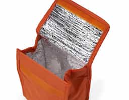 Bolsa térmica dobrável confeccionada em TNT, pensada para oferecer praticidade em rotinas leves e deslocamentos rápidos. Com capacidade de 3 litros, é ideal para transportar pequenas porções de alimentos ou bebidas com organização. O design dobrável facilita o armazenamento quando não está em uso, ocupando pouco espaço e tornando o produto ainda mais funcional no dia a dia. Leve e simples, é um item de uso recorrente que se adapta facilmente a diferentes contextos. Como brinde corporativo, destaca-se pela praticidade real, fácil distribuição e boa presença no cotidiano do usuário.