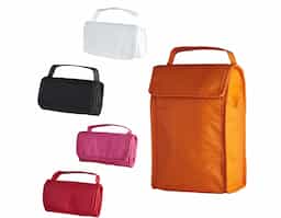 Bolsa térmica dobrável confeccionada em TNT, pensada para oferecer praticidade em rotinas leves e deslocamentos rápidos. Com capacidade de 3 litros, é ideal para transportar pequenas porções de alimentos ou bebidas com organização. O design dobrável facilita o armazenamento quando não está em uso, ocupando pouco espaço e tornando o produto ainda mais funcional no dia a dia. Leve e simples, é um item de uso recorrente que se adapta facilmente a diferentes contextos. Como brinde corporativo, destaca-se pela praticidade real, fácil distribuição e boa presença no cotidiano do usuário.