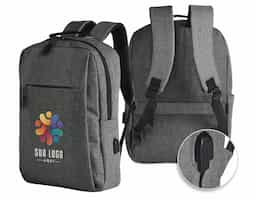 Mochila confeccionada em nylon com compartimento para notebook até 15,6 polegadas. Contém compartimento grande com divisórias para documentos, eletrônicos e caneta, compartimento mediano com abertura vertical, compartimento frontal, bolso lateral e adaptador USB externo com cabo acoplado, permitindo a conexão de um carregador portátil de dentro da mochila e transferência da carga para o lado externo, ocultando o carregador e viabilizando a utilização do celular durante o processo. Contém zíperes com pegadores plásticos, alça de mão em nylon e alças para as costas ajustáveis com revestimento espumado antitranspirante.