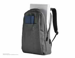 Mochila confeccionada em nylon com compartimento para notebook até 15,6 polegadas. Contém compartimento grande com divisórias para documentos, eletrônicos e caneta, compartimento mediano com abertura vertical, compartimento frontal, bolso lateral e adaptador USB externo com cabo acoplado, permitindo a conexão de um carregador portátil de dentro da mochila e transferência da carga para o lado externo, ocultando o carregador e viabilizando a utilização do celular durante o processo. Contém zíperes com pegadores plásticos, alça de mão em nylon e alças para as costas ajustáveis com revestimento espumado antitranspirante.