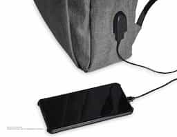 Mochila confeccionada em nylon com compartimento para notebook até 15,6 polegadas. Contém compartimento grande com divisórias para documentos, eletrônicos e caneta, compartimento mediano com abertura vertical, compartimento frontal, bolso lateral e adaptador USB externo com cabo acoplado, permitindo a conexão de um carregador portátil de dentro da mochila e transferência da carga para o lado externo, ocultando o carregador e viabilizando a utilização do celular durante o processo. Contém zíperes com pegadores plásticos, alça de mão em nylon e alças para as costas ajustáveis com revestimento espumado antitranspirante.