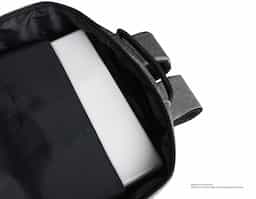 Mochila confeccionada em nylon com compartimento para notebook até 15,6 polegadas. Contém compartimento grande com divisórias para documentos, eletrônicos e caneta, compartimento mediano com abertura vertical, compartimento frontal, bolso lateral e adaptador USB externo com cabo acoplado, permitindo a conexão de um carregador portátil de dentro da mochila e transferência da carga para o lado externo, ocultando o carregador e viabilizando a utilização do celular durante o processo. Contém zíperes com pegadores plásticos, alça de mão em nylon e alças para as costas ajustáveis com revestimento espumado antitranspirante.