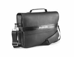 A EMPIRE I é uma pasta executiva moderna com toque de sofisticação, em polipele texturado de elevada qualidade. Possui um compartimento principal com 2 bolsos almofadados, que permitem guardar seu notebook até 14'' e seu tablet até 10.5