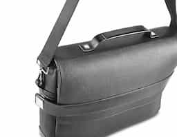 A EMPIRE I é uma pasta executiva moderna com toque de sofisticação, em polipele texturado de elevada qualidade. Possui um compartimento principal com 2 bolsos almofadados, que permitem guardar seu notebook até 14'' e seu tablet até 10.5