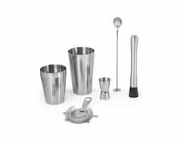 kit coquetel com 6 peças em aço inoxidável: um shaker (600 + 450 ml), um copo dosador (30 ml), uma colher, um pilão e um coador.