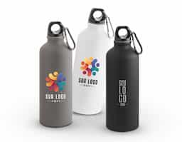 Squeeze em alumínio com acabamento mate e mosquetão para facilitar o transporte. Capacidade até 550 ml.