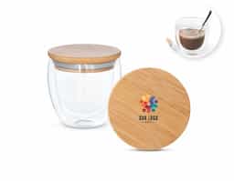 Copo de viagem em vidro borossilicato com parede dupla isolada a ar e tampa em bambu. Copo com capacidade até 250 ml, ideal para líquidos frios ou quentes, tendo uma tampa com isolante em silicone que facilita o transporte do copo evitando respingo. Apto para ir ao microondas e à máquina de lavar