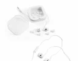 Fone de ouvido com microfone incorporado e cabo de 1,20 m com ligação stereo 3,5 mm. Inclui 2 pares extra de adaptadores de fone em silicone (dois tamanhos diferentes). Fornecidos em caixa de PS e ABS