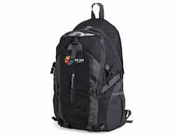 Mochila esportiva de 28 litros em nylon resistente à água com quatro compartimentos, sendo o principal com bolso para notebook 15’6 polegadas. Contém bolsos laterais em malha, alças e área costada com revestimento espumado e alças de compressão.