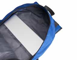 Mochila esportiva de 28 litros em nylon resistente à água com quatro compartimentos, sendo o principal com bolso para notebook 15’6 polegadas. Contém bolsos laterais em malha, alças e área costada com revestimento espumado e alças de compressão.
