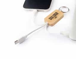 Chaveiro de capa de bambu com cabo para carregamento USB-A a Micro-B (2 em 1 pinos) e Tipo C. Como o bambu é um material natural, a cor do item pode variar.
