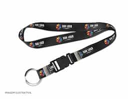 Cordão de 85 cm de comprimento e 2 cm de largura, com argola e fecho tipo mochila. Ideal para facilitar o transporte de pequenos objetos, oferecendo praticidade e segurança no fechamento. Seu design simples e funcional garante resistência e durabilidade no uso diário.