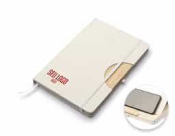 Bloco de anotações com tampa de função de suporte para smartphone. Produzido com caixa de leite, possui guarnições em bambu, porta canetas e elástico branco com 80 folhas(g/m2)pautadas na cor bege.