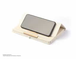 Bloco de anotações com tampa de função de suporte para smartphone. Produzido com caixa de leite, possui guarnições em bambu, porta canetas e elástico branco com 80 folhas(g/m2)pautadas na cor bege.