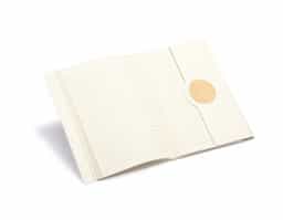 Caderno de capa dura produzido com papel de caixa de leite, Guarnições de bambu, ímã na frente,suporte para caneta na parte interna com 80 folhas (g/m2) pautadas na cor bege. 
