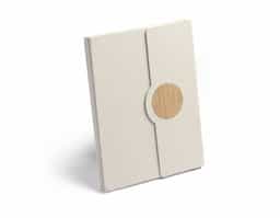 Caderno de capa dura produzido com papel de caixa de leite, Guarnições de bambu, ímã na frente,suporte para caneta na parte interna com 80 folhas (g/m2) pautadas na cor bege. 