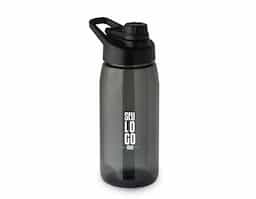 Garrafa em plástico ABS, tampa em plástico na cor do produto com anel de silicone para vedação. Capacidade: 600ml
